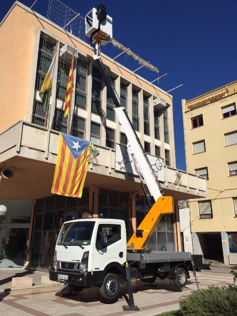 cesta en trabajos de adorno fachada.