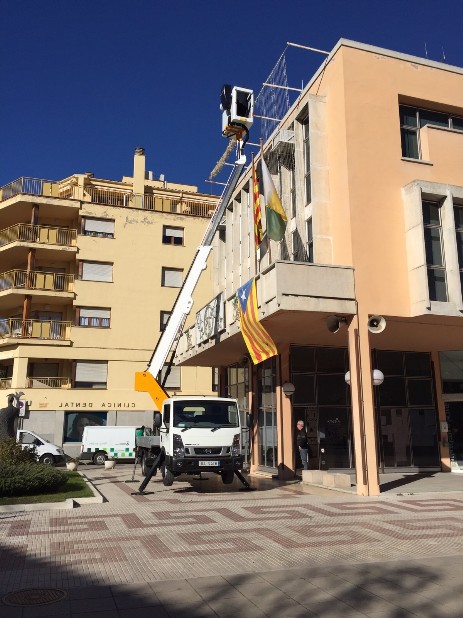 cesta en trabajos de adorno fachada.