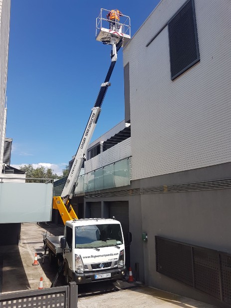 Trabajos en altura con camion cesta.