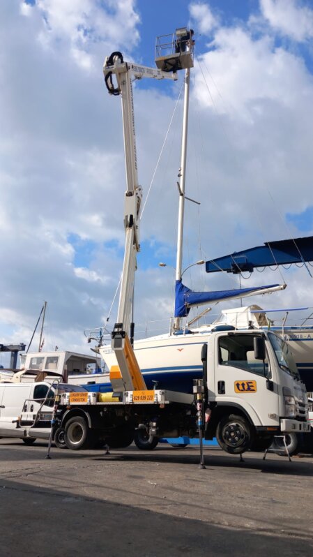 Camio cistella treballan