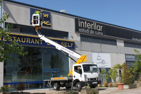 Trabajos en altura con camion cesta.