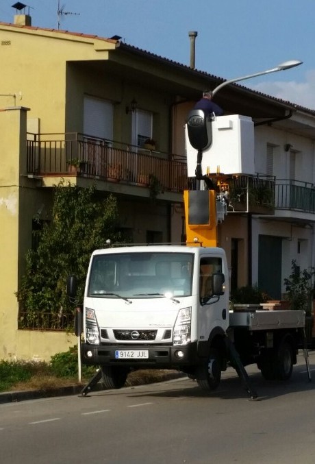 camion cesta preparada para trabajos de mantenimiento