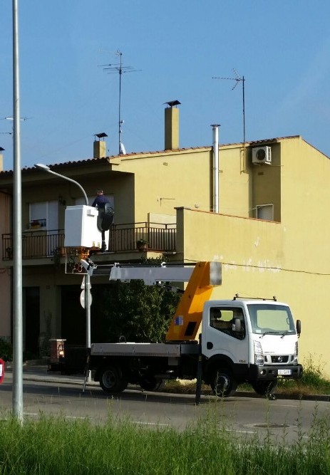 trabajando con camion cesta